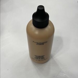 MAC Studio Face and Body Foundation - C2 *Original Formula